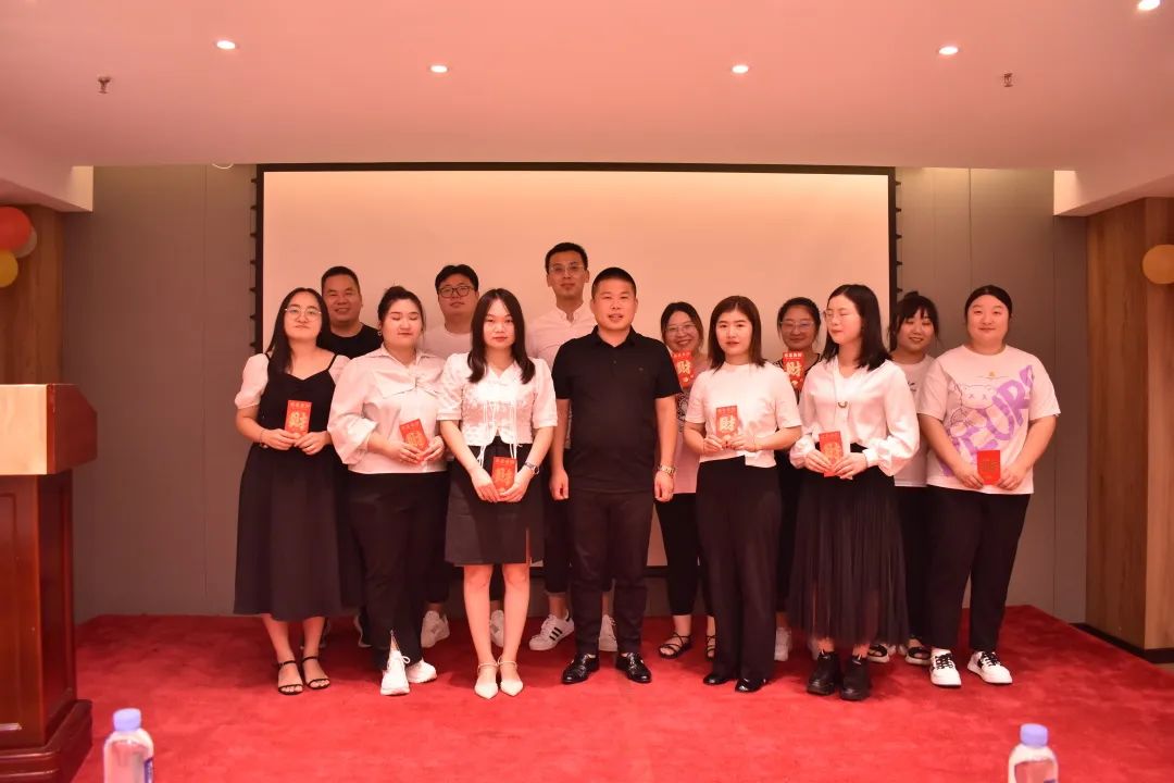 修康藥業(yè)集團優(yōu)秀員工合影 修康藥業(yè)集團優(yōu)秀員工合影